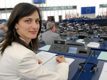 Мария Габриел се среща с Юнкер за мястото в Еврокомисията