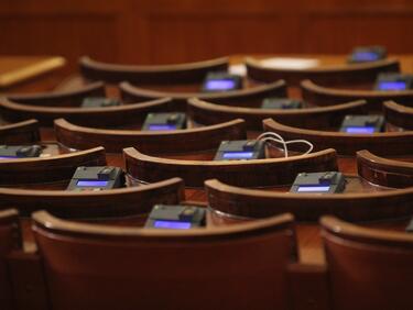 Парадокс! Парламентът с най-висок рейтинг, когато е закрит