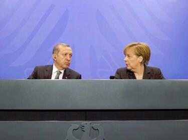 Ердоган иска обяснение от Меркел за закрилата на турски военни от Берлин