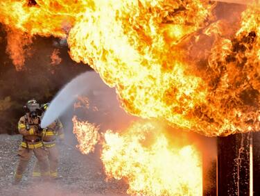 Пожар гори в завод за отпадъци на магистрала „Тракия“