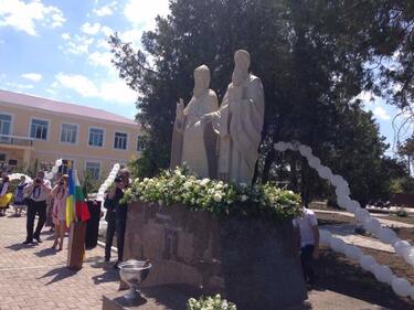 Българско село в Украйна издигна паметник на Кирил и Методий