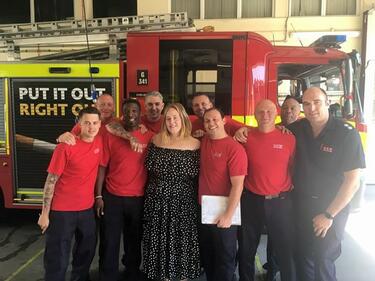 Невероятната Адел изненада пожарникарите в Лондон (СНИМКИ)
