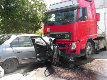 Румънска кола се вряза в ТИР, трима пострадаха