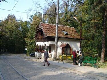 Култовата спирка „Вишнева“ в София горя