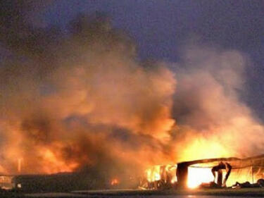 Огън от стъпнище подпали карнобатско село, пострада пожарникар