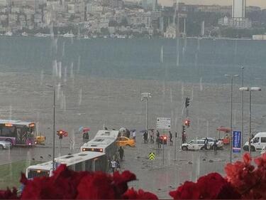 Рядко атмосферно явление причинило супербурята в Истанбул (СНИМКИ)