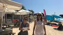 Изпокъсани чадъри на плаж в Равда, Ангелкова разпореди смяна