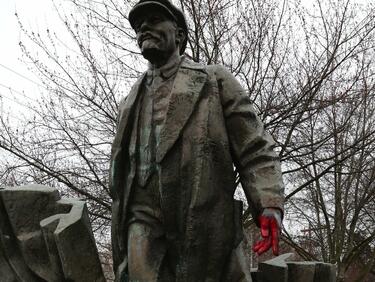 Странната съдба на паметник на Ленин, свален в Чехословакия, заплашен и в САЩ