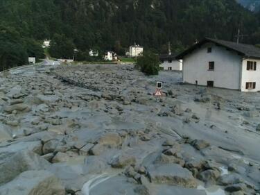 Свлачище погълна швейцарско село, издирват 8 души (ВИДЕО)