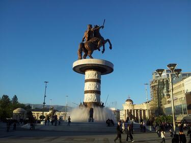 Жени налетяха на бой на полицаи в Скопие