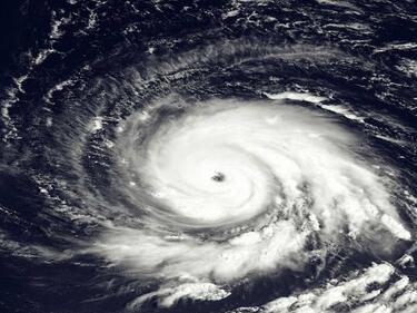 Новият ураган "Мауар" ще удари утре крайбрежието на Китай  (ВИДЕО)
