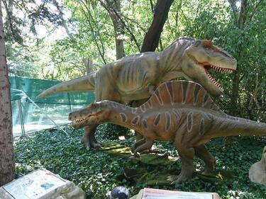Живи динозаври в столичен парк