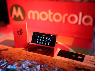 Премиера 2 в 1 за Motorola Z2 Play (СНИМКИ)
