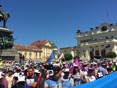 Работници от "Емко" пред парламента, БСП им яха протеста