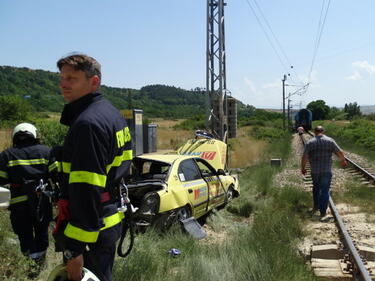 Млад мъж загина при удар между влак и кола до Сливен