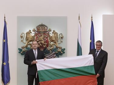 Президентът връчи знамето на новата експедиция до Анкартида