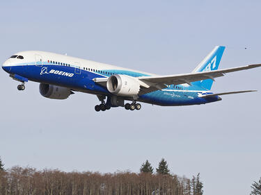 Новият икономичен самолет на Boeing кацна в Япония