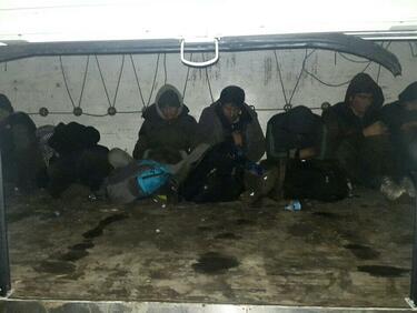 Хванаха 28 нелегални мигранти в товарен вагон
