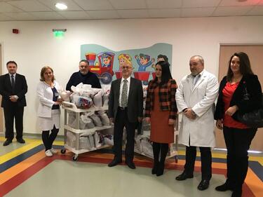 Външно зарадва 100 деца в болница в Скопие