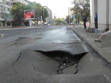 Кола пропадна в гигантска дупка в столичния кв. „Люлин” 1 