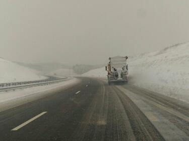 Над 1100 машини чистят пътищата от снега