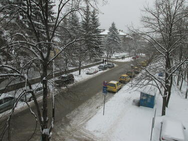 Слънчево на изток, облачно на запад