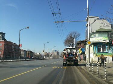 Метат и мият улиците в София