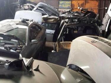 Полицаи разбиха хале за разфасоване на крадени коли