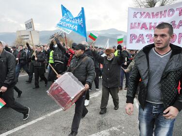 Протестите за Пирин прекъснаха речта на Нено Димов
