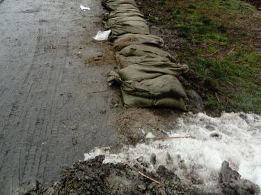 Опасно покачване на нивата на реки и язовири