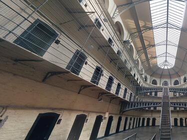 Над 900 осъдени на затвор се разхождат на свобода
