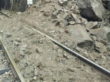 Срутване блокира жп линия в Подбалкана