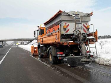 Над 850 снегорина обработват пътищата из страната