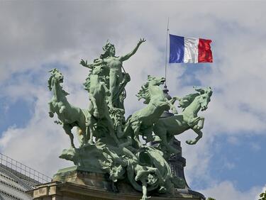 Франция отдава почит на убития от терориста жандармерист
