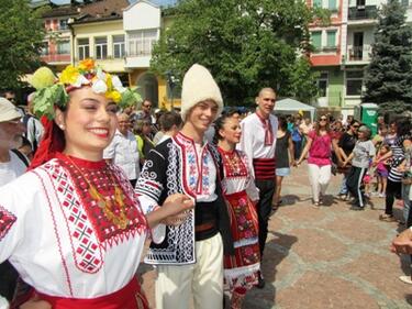 Цветница е! Стотици хиляди българи празнуват и именния си ден