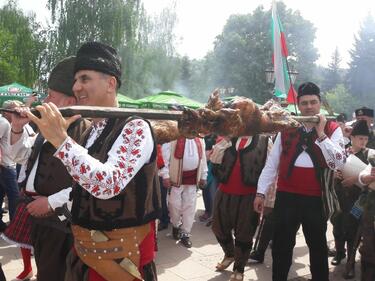 Цветан Цветанов присъства на празника на чевермето в Златоград
