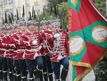 Над 1600 войници на парада за Деня на храбростта