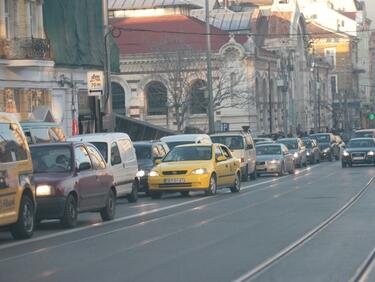 Временно се забранява спирането на автомобили в участък на ул. „Московска“