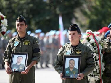 България се сбогува със загиналите военни пилоти
