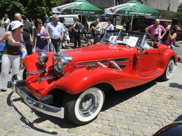 Ретро автомобили бръмчат из Бургас