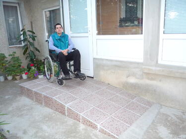 Правят рампи за инвалидни колички в 12 училища, домове, кметства и др.
