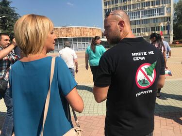 Манолова иска от кмета на Димитровград да спре застрояването в парк
