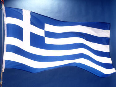 Гърция продължава да затъва