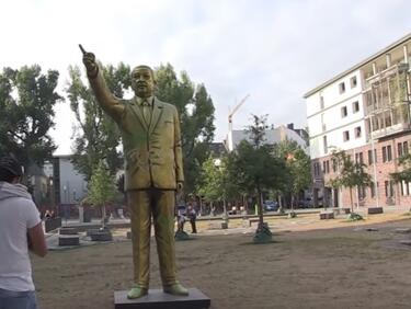 Издигнаха златна статуя на Ердоган във Висбаден