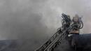 Близо 200 пожарникари гасят рафинерията в Инголщад