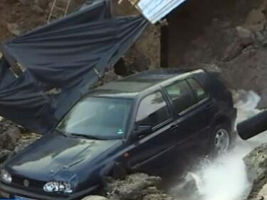 Кола пропадна в строителен изкоп в София
