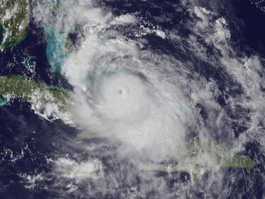 Ураганът „Флорънс” леко отслабва на път към САЩ