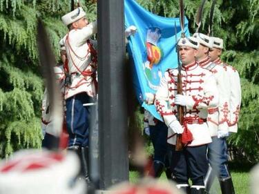Издигнаха знамето на София с тържествен марш и водосвет