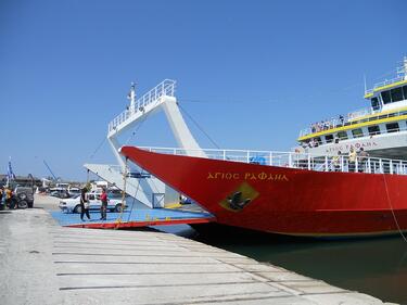 Буря блокира множество фериботи в гръцки пристанища