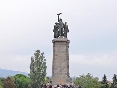 Русия пак ни хока за драсканиците по паметника на Съветската армия